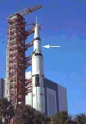 Ракета-носитель Сатурн5, третья ступень указана стрелкой. Фото NASA